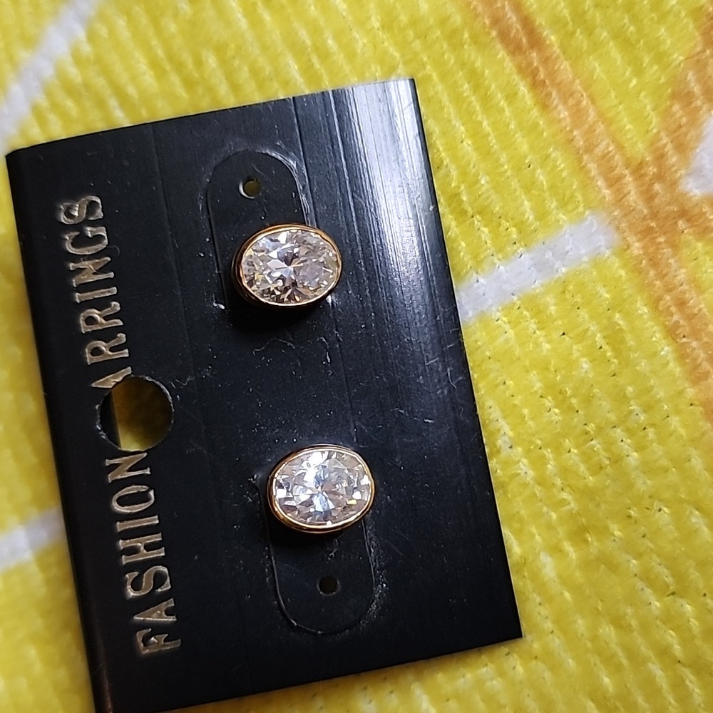 EUC - Vintage Gold toned Oval Studs Fashion Earrings for Pierced earrin…